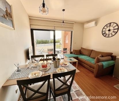 Fides stilige leiligheter med basseng, privat innkvartering i sted Tivat, Montenegro